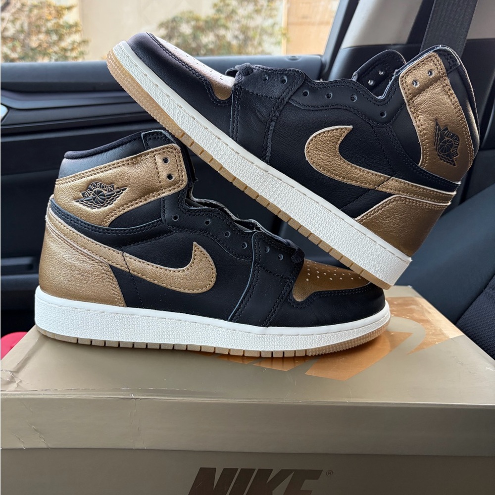 Jordan 1 black metallic gold (6Y)